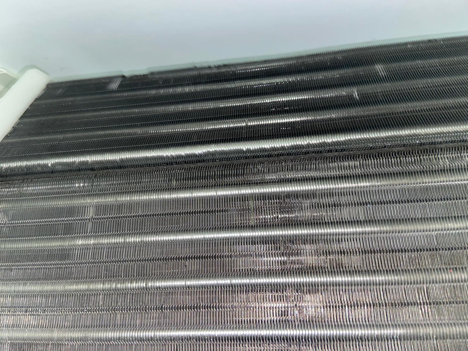 洗冷氣 清洗前嘅分體式冷氣機散熱片,鰭片之間積聚灰塵同污垢