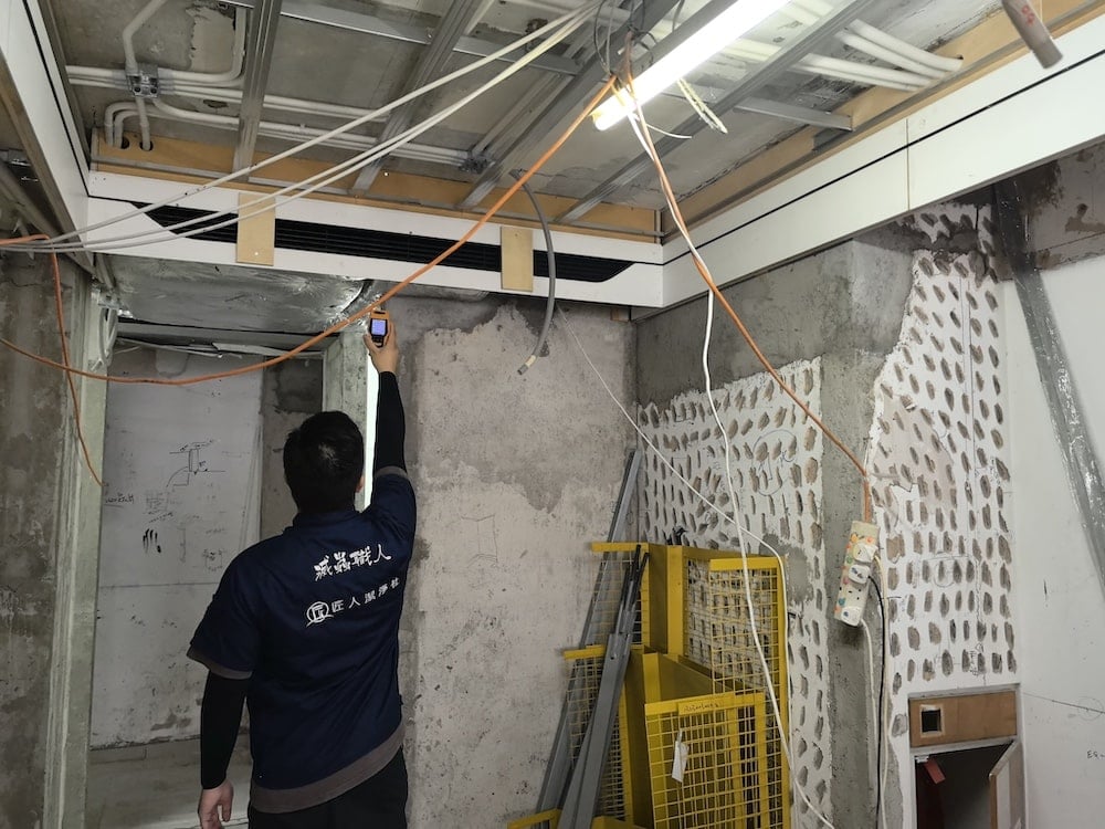 除甲醛公司 除甲醛公司技術人員正在裝修單位內進行甲醛濃度檢測,準備提供專業處理。