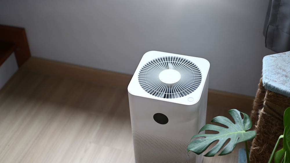 除甲醛方法 一部白色家用空氣清新機放在木地板上,使用設備過濾甲醛與提升室內空氣質素,是一種新流行的除甲醛方法