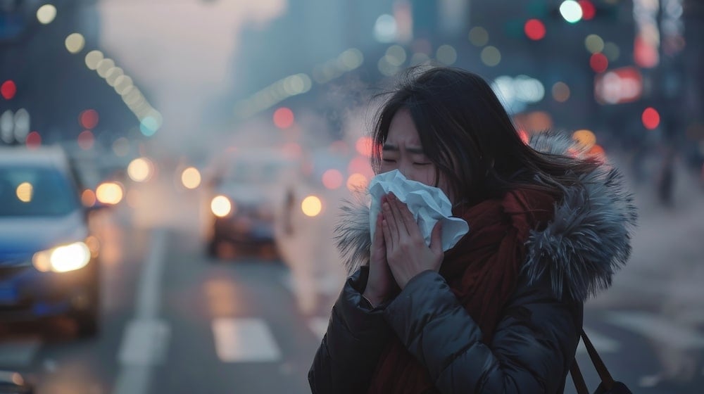 一名女生在馬路上受空氣污染影響，不斷打噴嚏，需要依靠鼻敏感藥舒緩症狀。