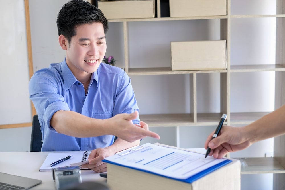 香港租屋簽約過程中，租客與地產代理商討租約條款，確保雙方權責清晰，避免租樓陷阱