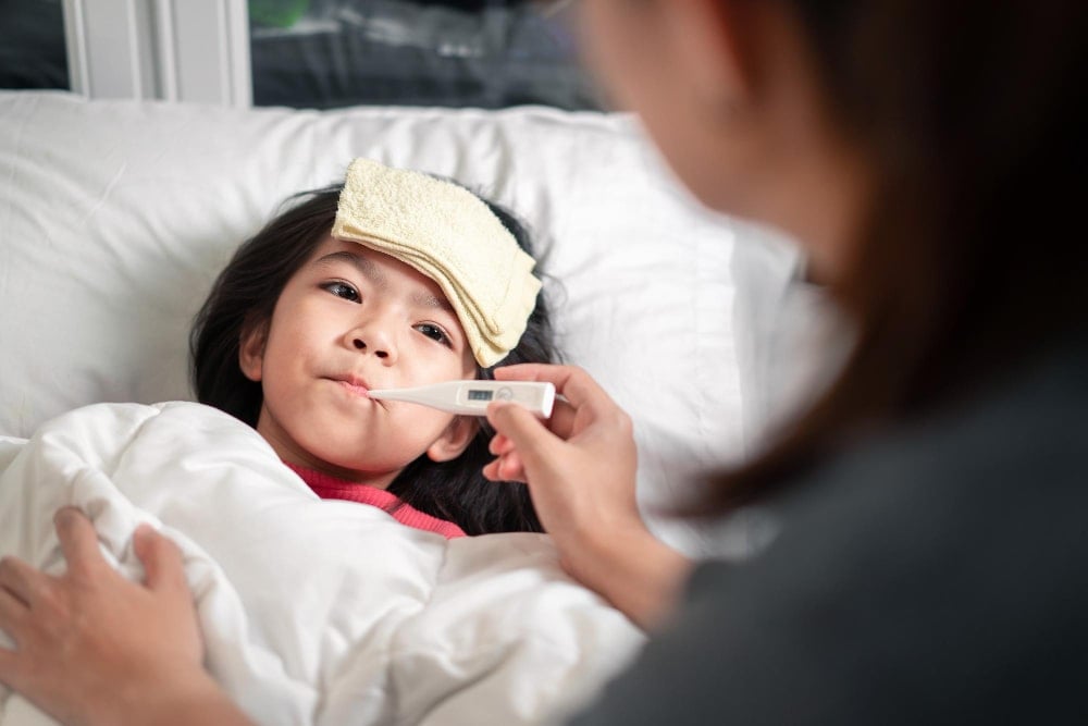 兒童出現流感症狀在家休息量體溫,家長細心照顧以防病情惡化