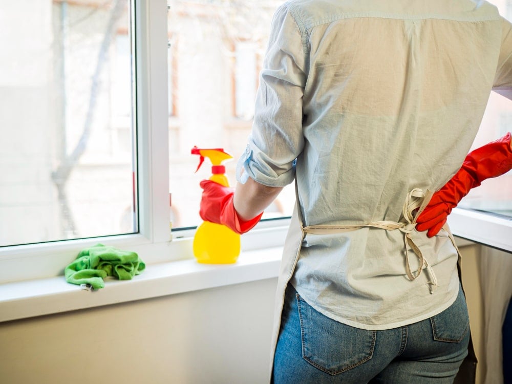 大掃除 進行年終大掃除時清潔窗戶,屬於全屋清潔中常見的家居清潔項目之一