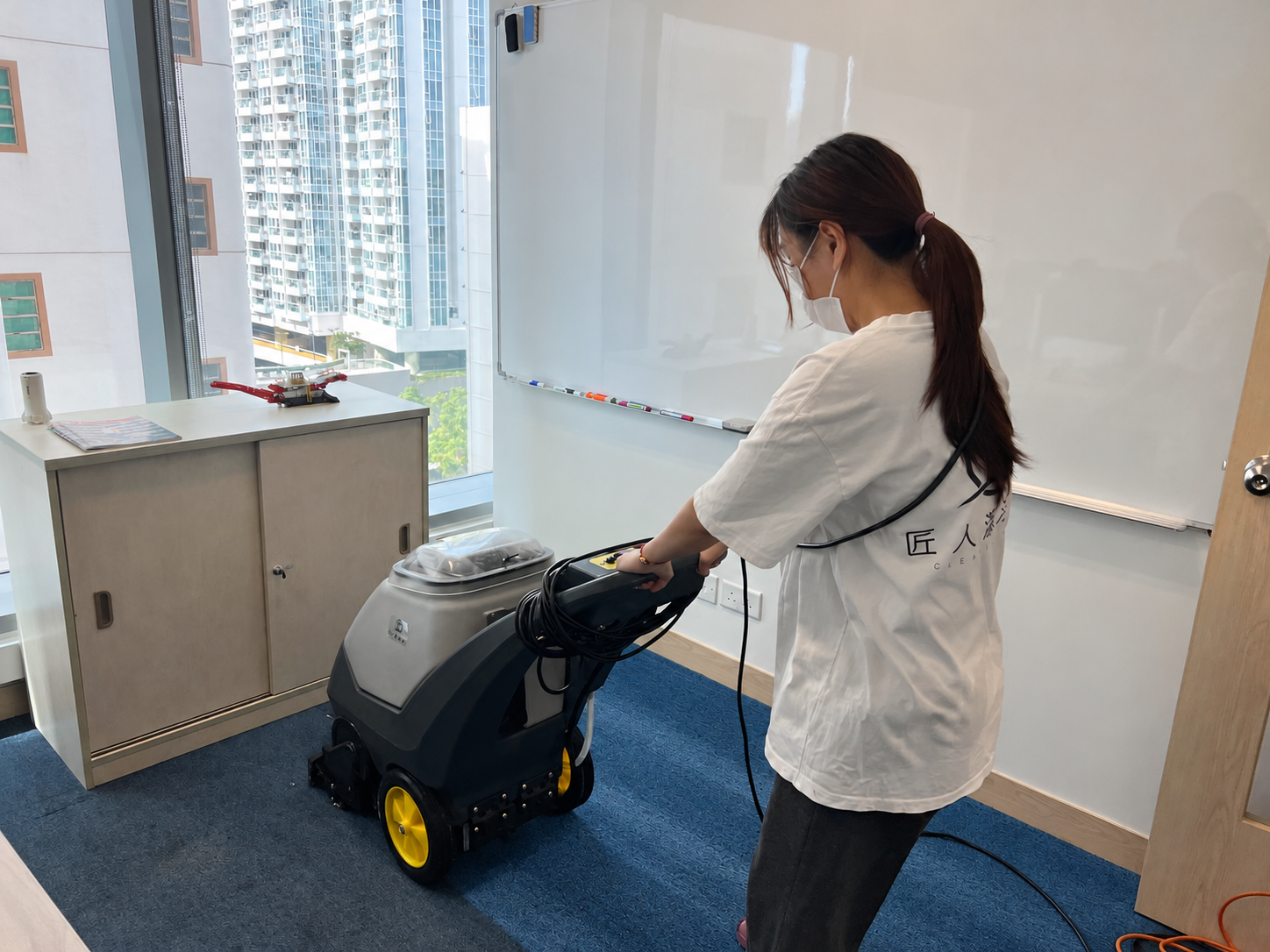 匠人潔淨社清潔員操作地氈抽洗機深層清洗辦公室地氈